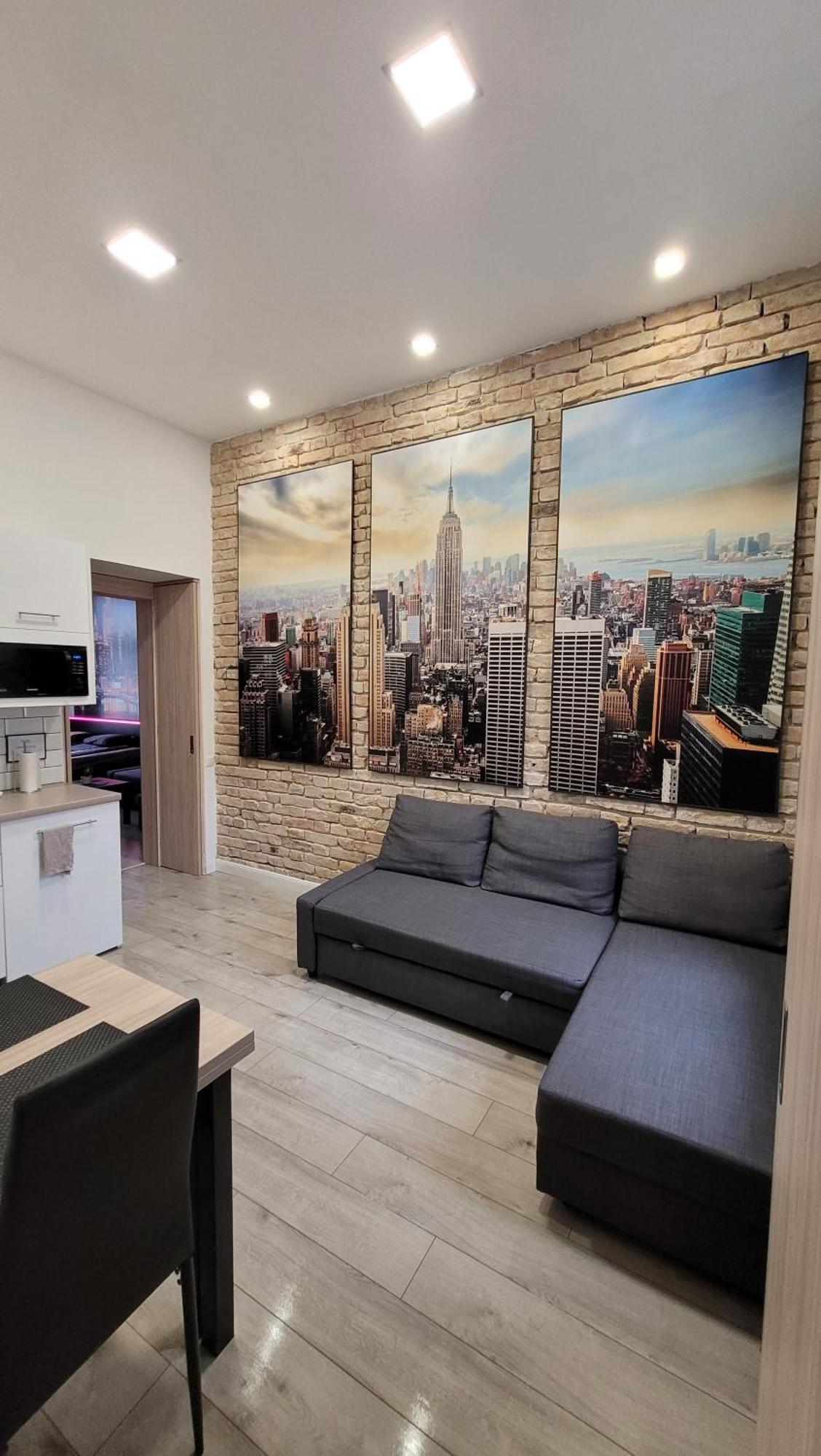 Arena Flat, Free Street Parking